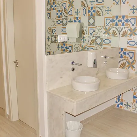 Topcity & אכסניה