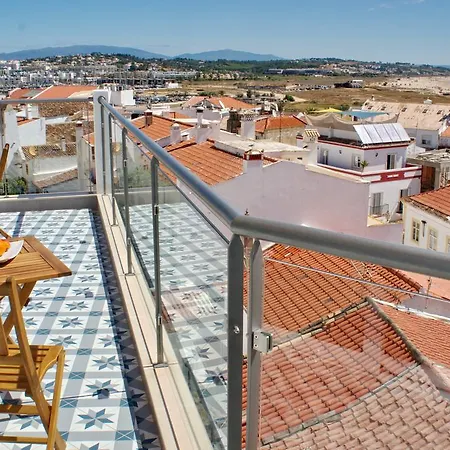 Topcity & אכסניה לאגוּ‏ש